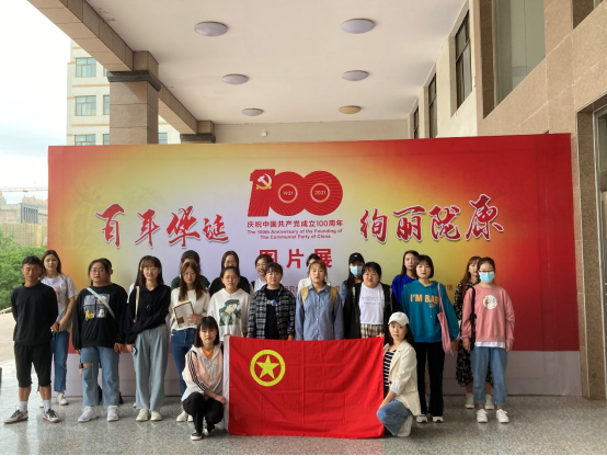 best365网页版登录组织参观 “百年华诞 绚丽陇原”百年党史图片展