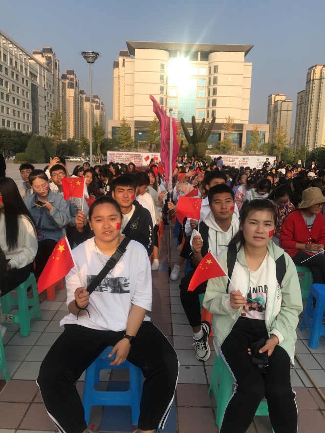 best365网页分团委组织团员青年观看新中国成立70周年阅兵式