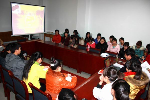 best365网页版登录组织学生干部学习党的十八大报告