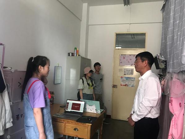 best365网页版登录老师深入学生宿舍检查指导工作