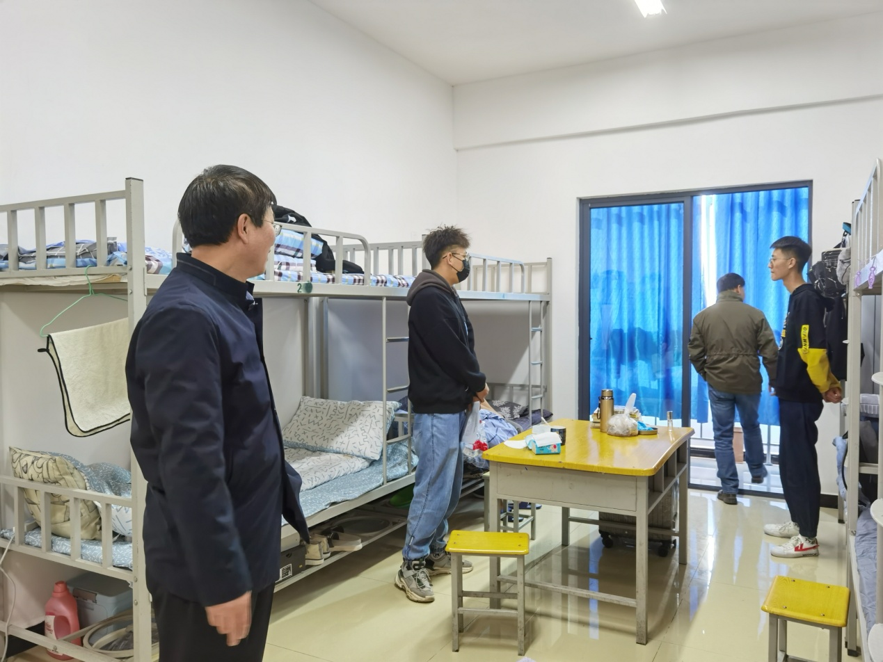 best365网页版登录领导走访慰问学生宿舍